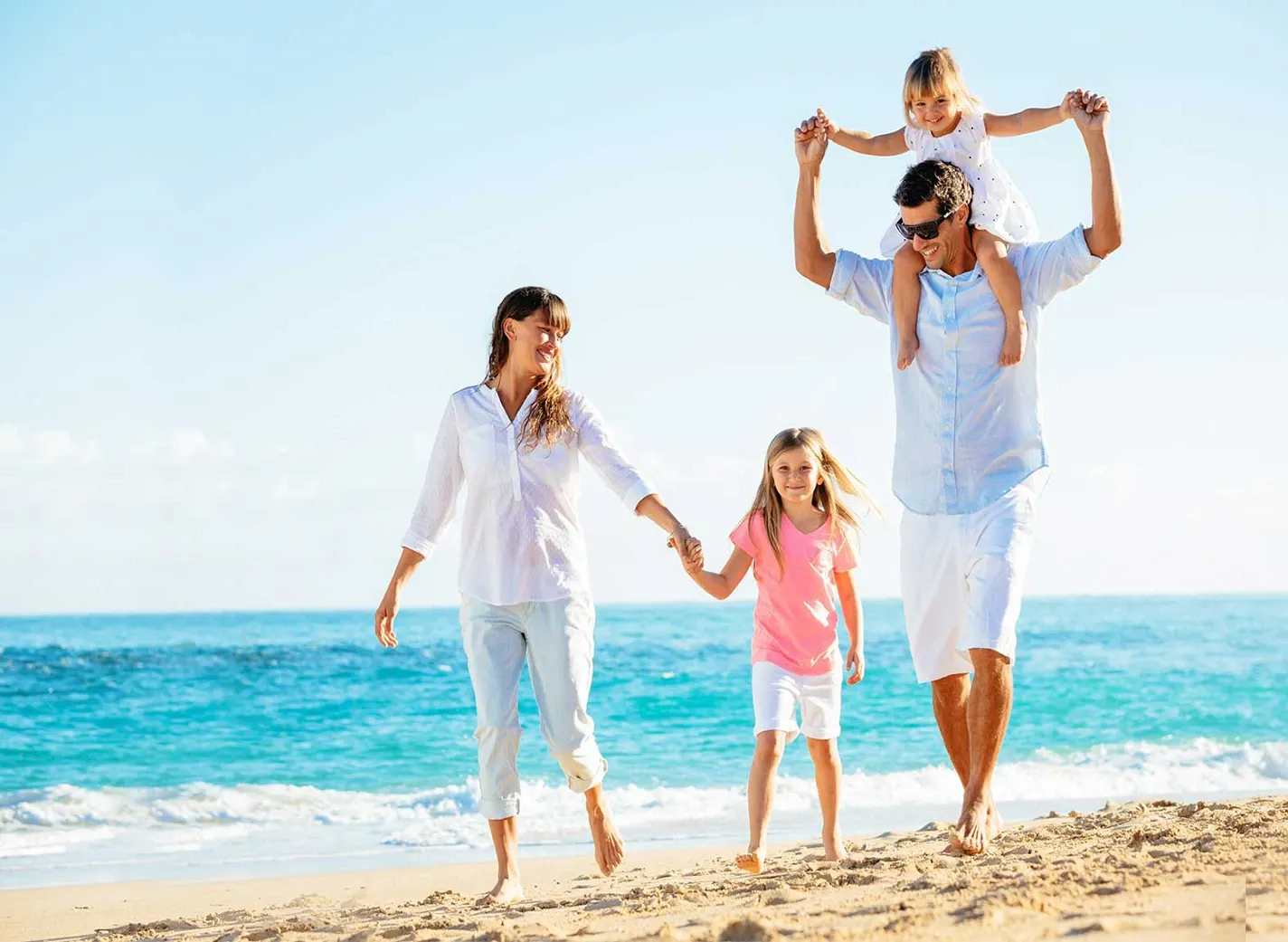 Thum-familia-en-la-playa.webp
