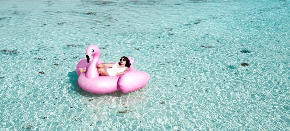 mujer-en-flotador-de-flamingo-rosa-en-alberca