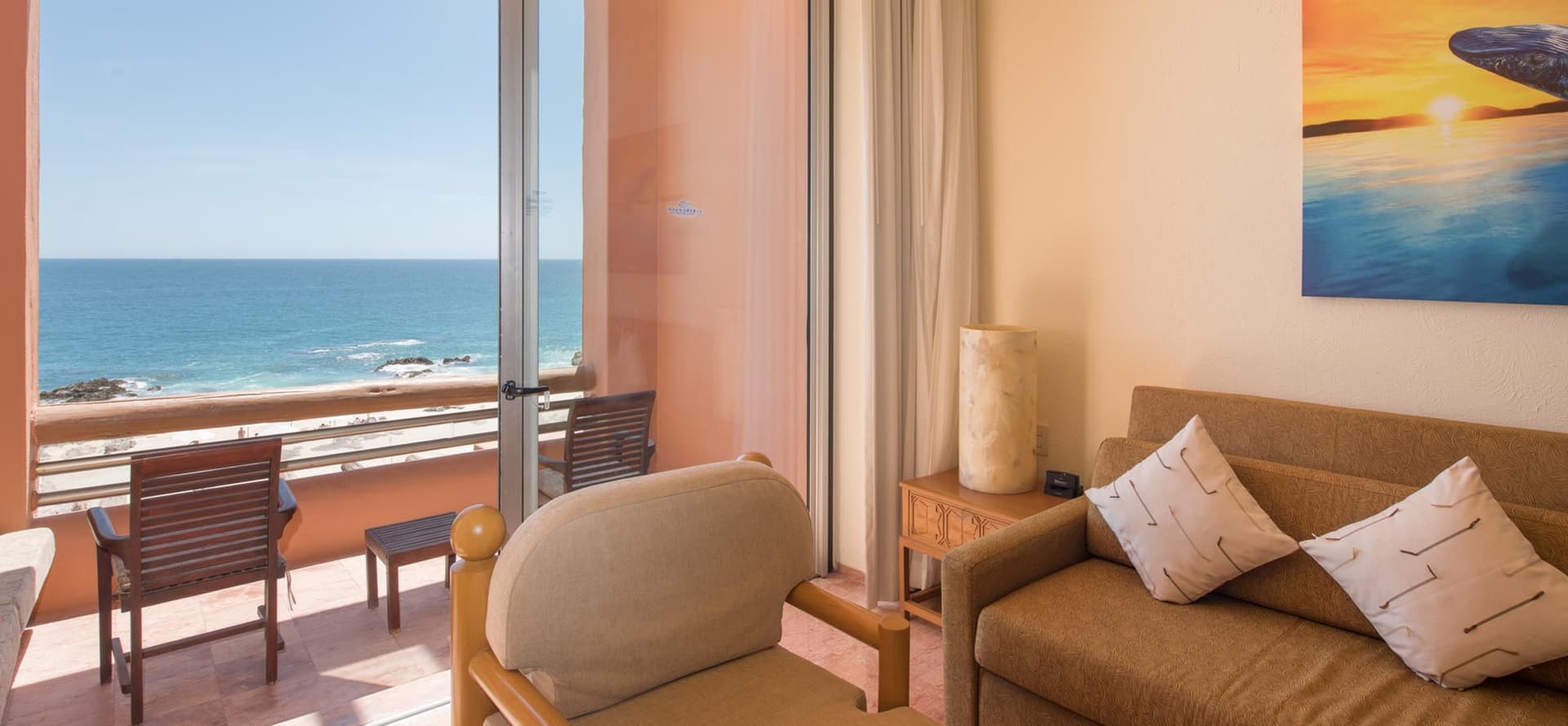 sala-con-hermosa-vista-al-mar-de-hotel-de-club-regina-los-cabos