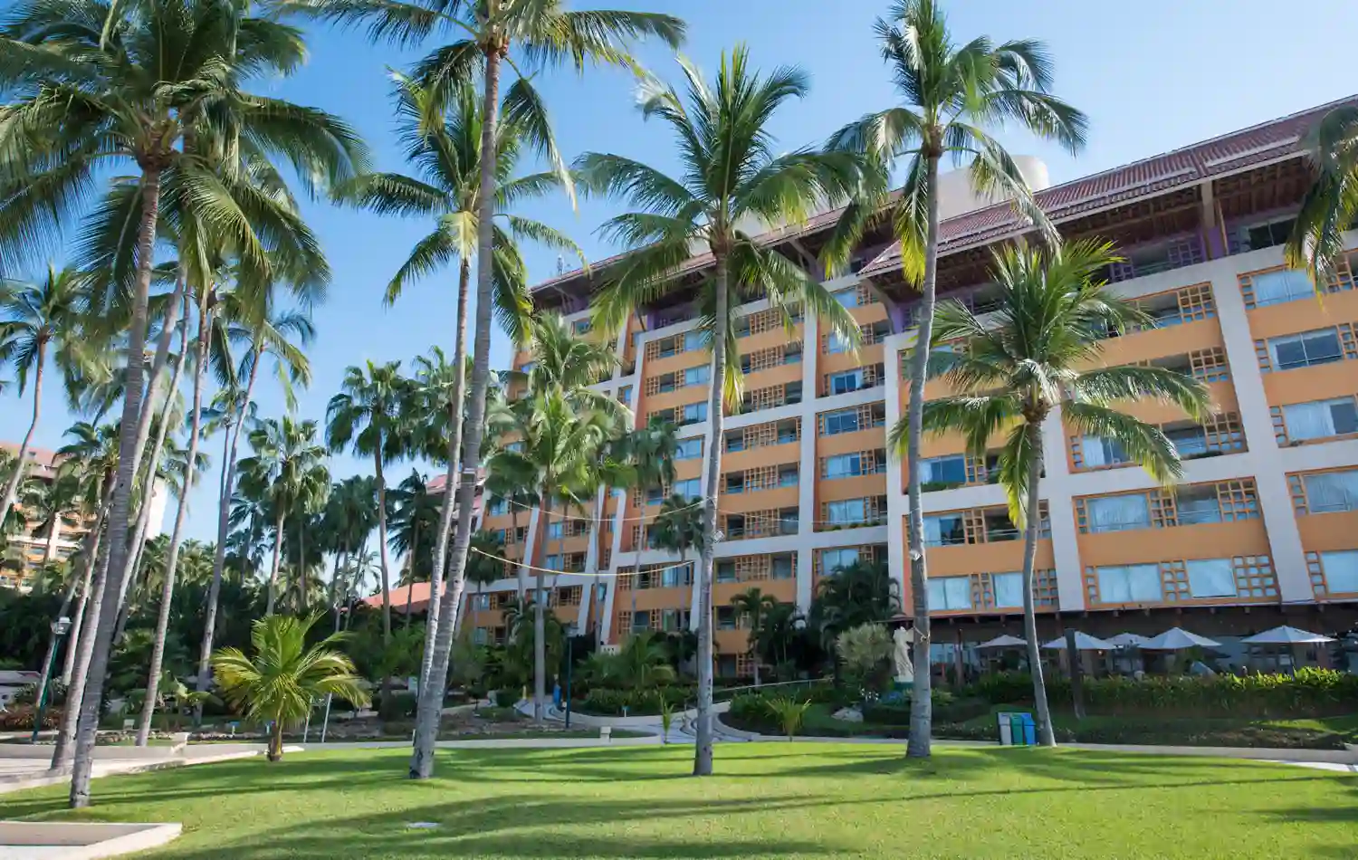 main-pool-of-hotel-club-regina-puerto-vallarta